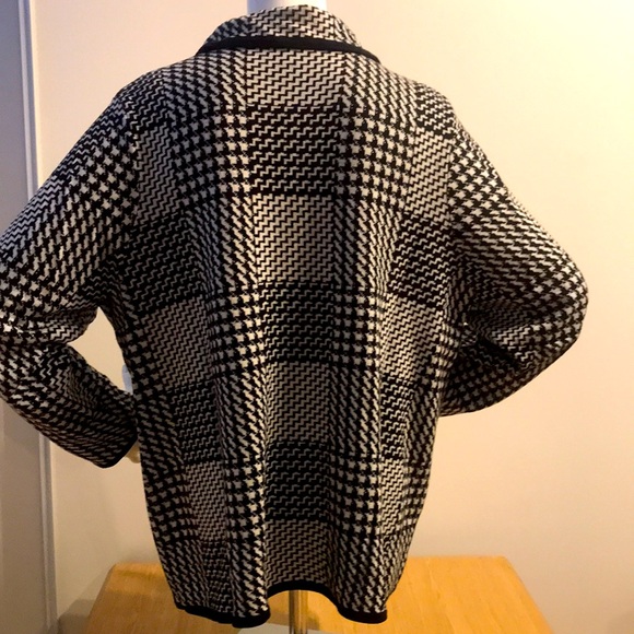 Sweater with buttons on the front - Picture 2 of 4